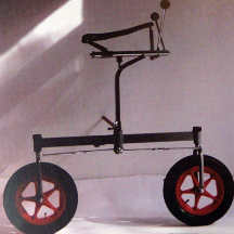 Rocinante Henny Cahn vond omstreeks 1970 dit loopfietsje uit, te vroeg voor maatschappelijk succes vandaar de oorspronkelijke naam (Paard van Don Quichot) Later omgedoopt...