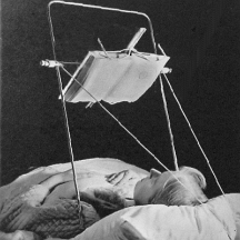 Bed lees apparaat Uitvinding van Henny Cahn in 1960. Onze moeder met hernia kon zo toch lezen (foto Arje Plas)
